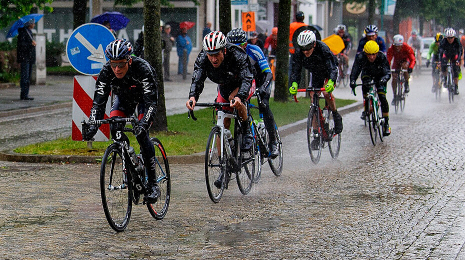 Todo lo que necesitas para montar en bicicleta en climas fríos o bajo la lluvia