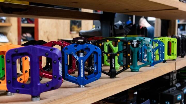 Cómo Elegir el Sistema de Pedales Correcto Según tu Estilo de Montar