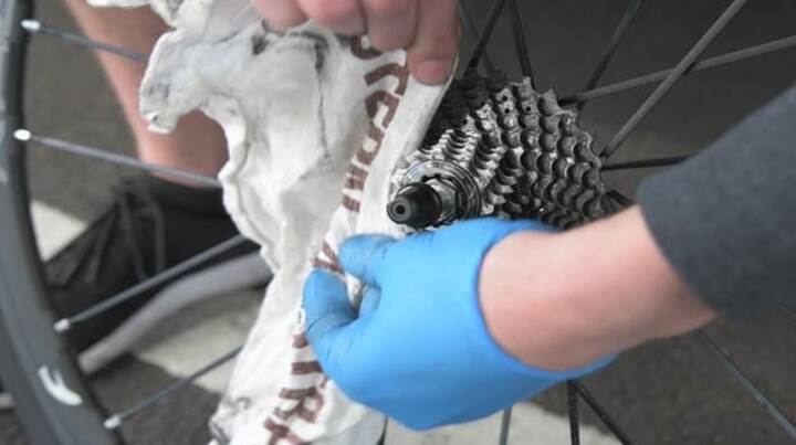 Cómo Limpiar tu Bicicleta Sin una Gota de Agua